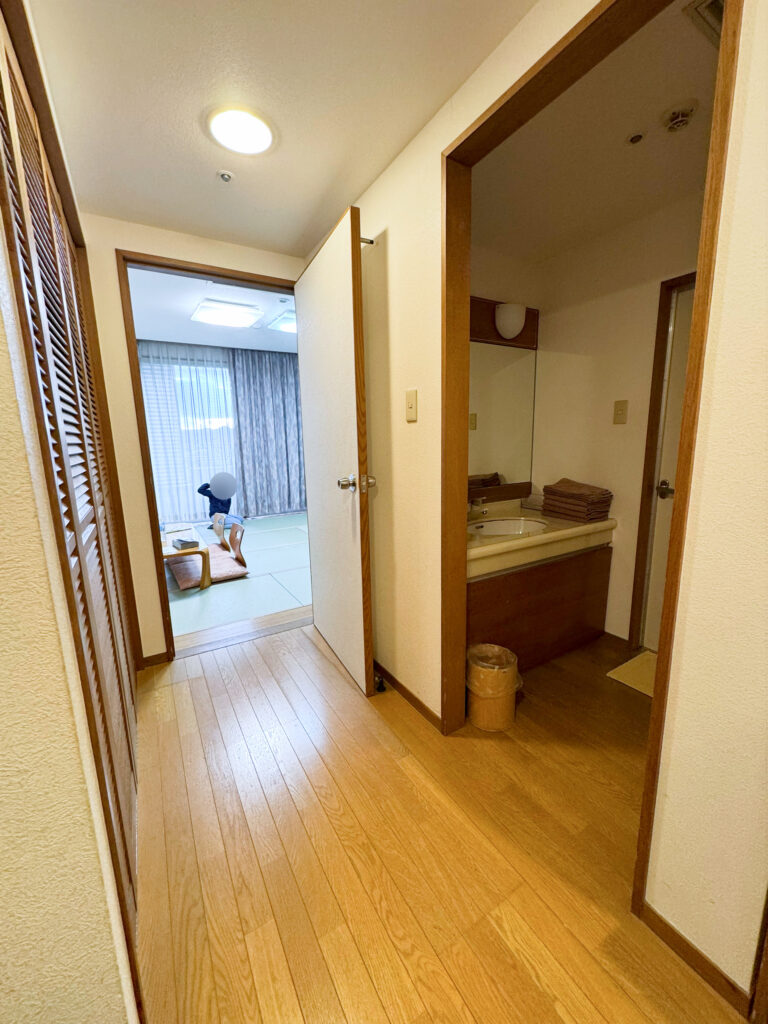 奥が部屋、右手側にバスルーム、左側は布団用押入れ