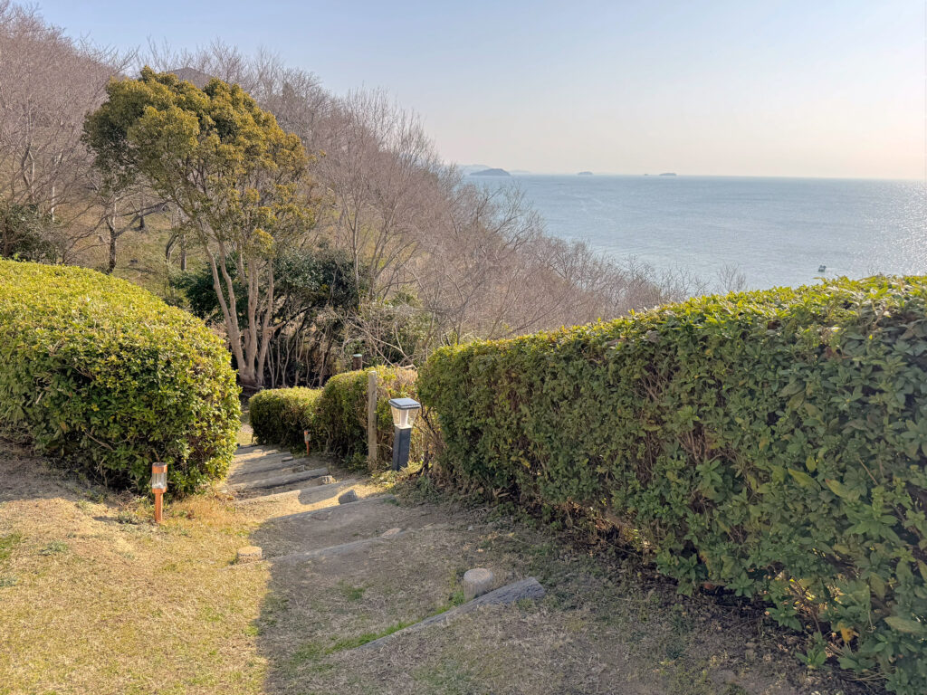 斜面にある階段を下ります